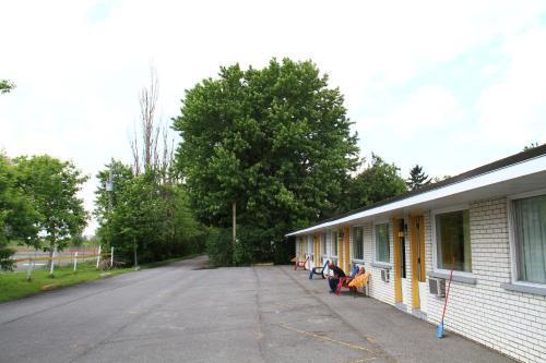 Motel Champlain ブロサード エクステリア 写真