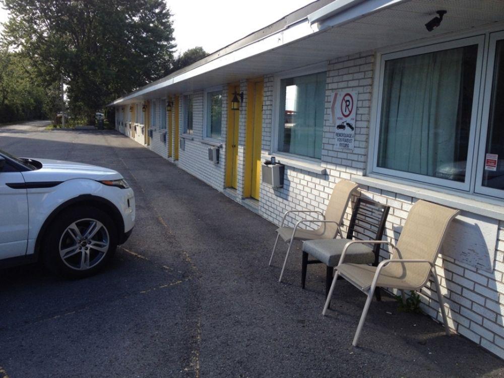 Motel Champlain ブロサード エクステリア 写真